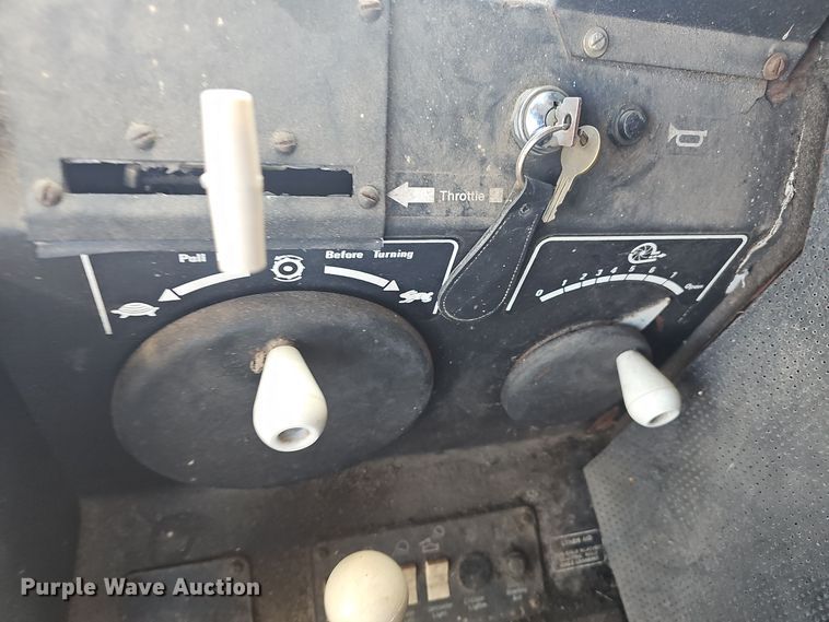 image for item DO7779 Gleaner F2 combine