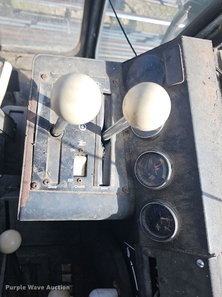 image for item DO7779 Gleaner F2 combine