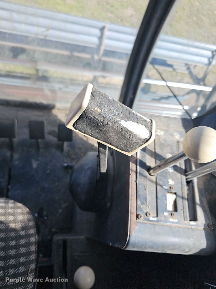 image for item DO7779 Gleaner F2 combine