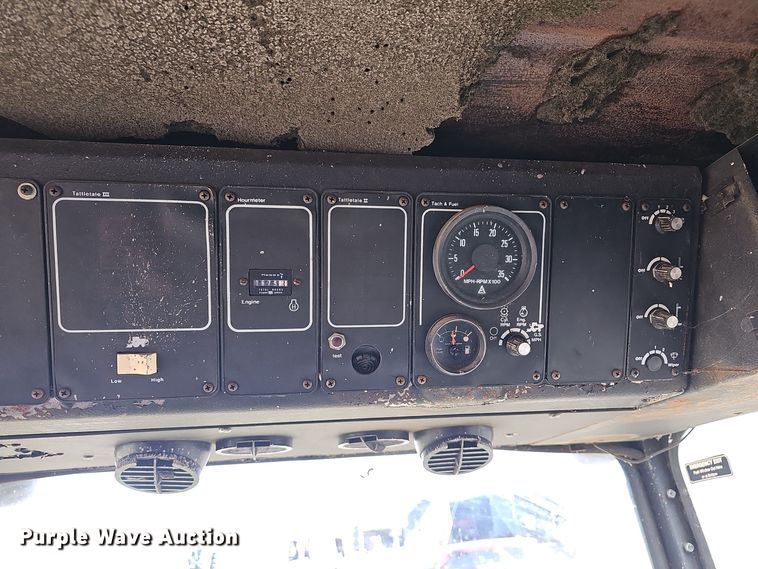 image for item DO7779 Gleaner F2 combine