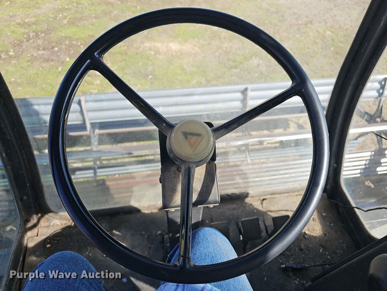 image for item DO7779 Gleaner F2 combine