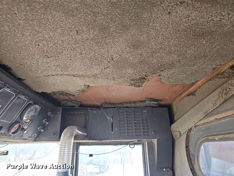 image for item DO7779 Gleaner F2 combine