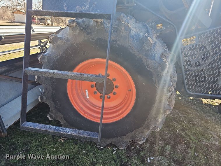 image for item DO7779 Gleaner F2 combine