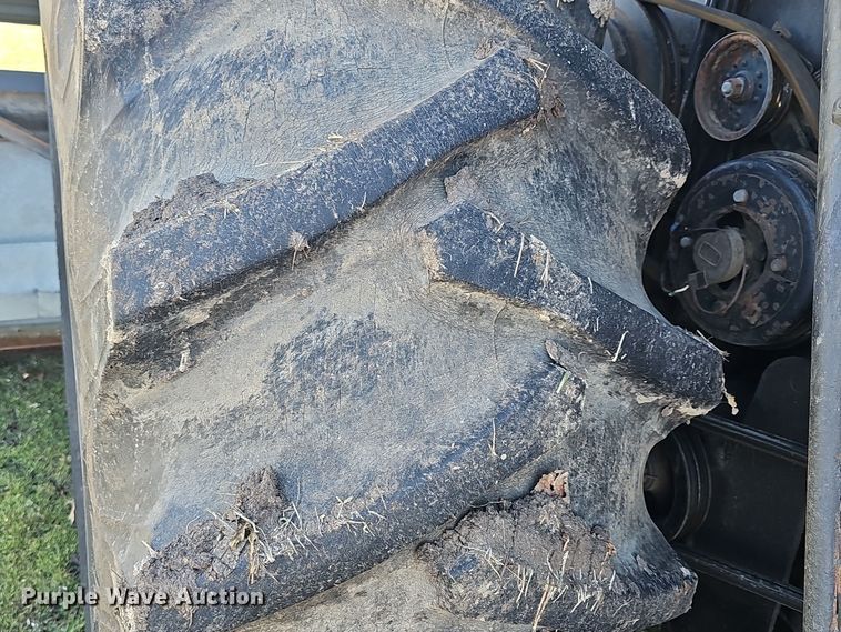 image for item DO7779 Gleaner F2 combine