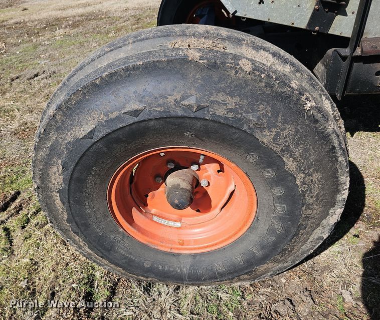 image for item DO7779 Gleaner F2 combine
