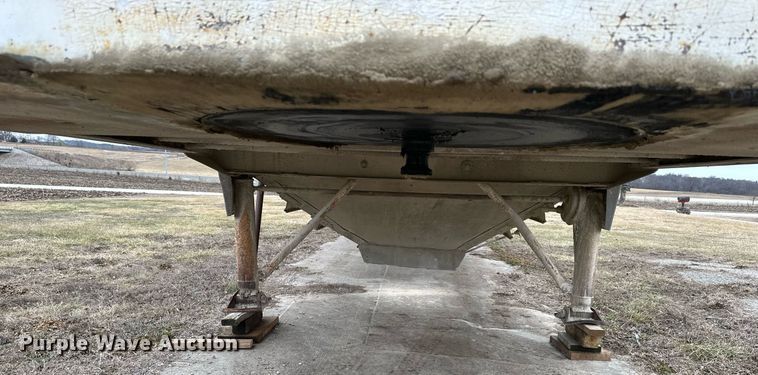 image for item DQ6613 1983 Timpte grain trailer