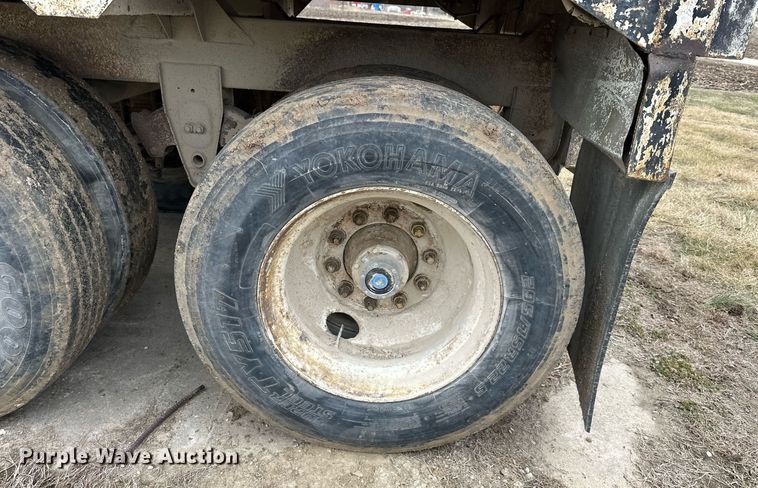 image for item DQ6613 1983 Timpte grain trailer