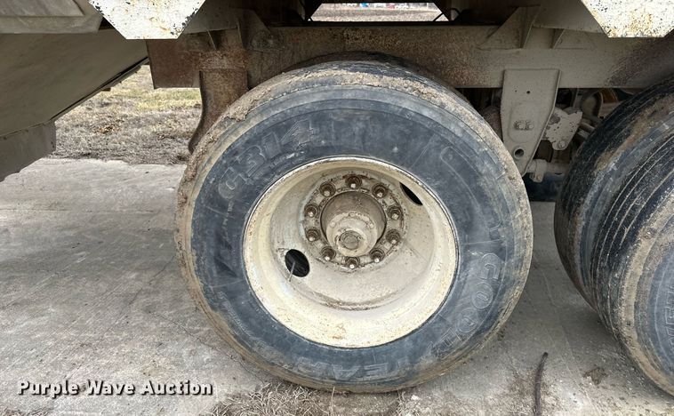 image for item DQ6613 1983 Timpte grain trailer