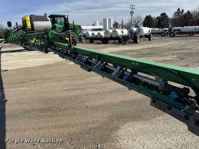 image for item DU3316 2017 John Deere R4045 sprayer