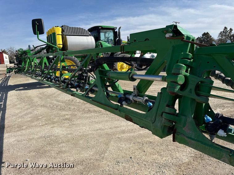 image for item DU3316 2017 John Deere R4045 sprayer