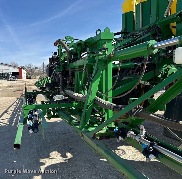 image for item DU3316 2017 John Deere R4045 sprayer