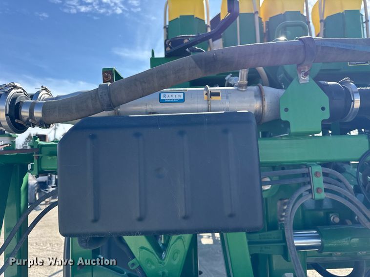 image for item DU3316 2017 John Deere R4045 sprayer