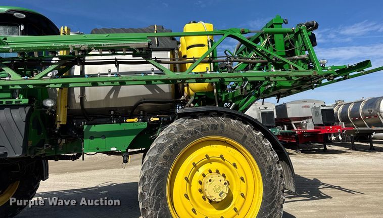 image for item DU3316 2017 John Deere R4045 sprayer