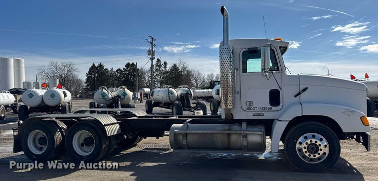 image for item DU3317 2001 Freightliner FLD truck cab and chassis