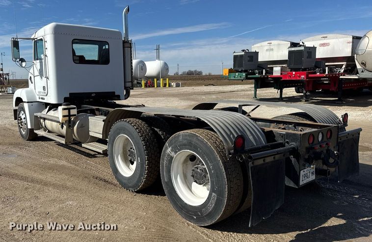 image for item DU3317 2001 Freightliner FLD truck cab and chassis