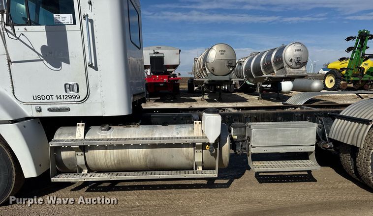 image for item DU3317 2001 Freightliner FLD truck cab and chassis