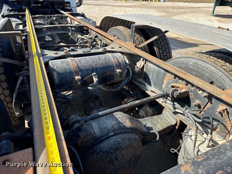 image for item DU3317 2001 Freightliner FLD truck cab and chassis