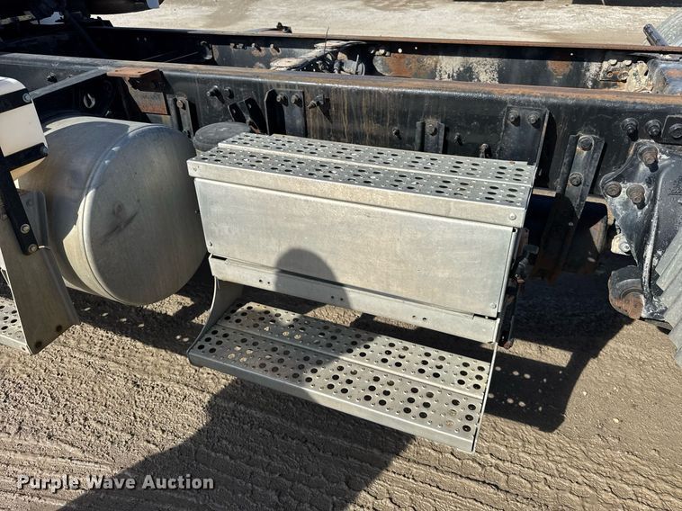 image for item DU3317 2001 Freightliner FLD truck cab and chassis