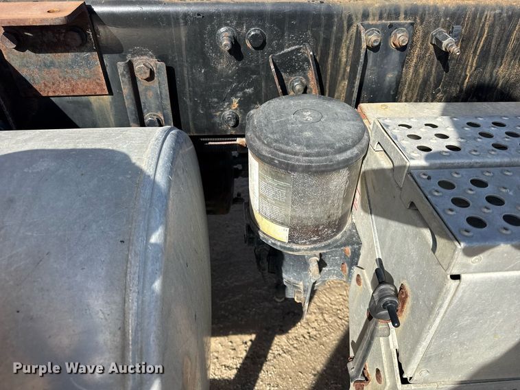 image for item DU3317 2001 Freightliner FLD truck cab and chassis