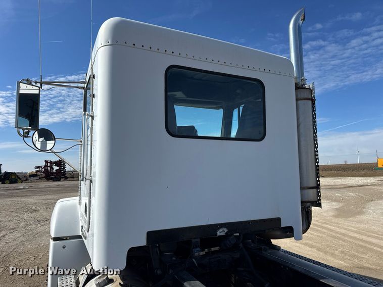 image for item DU3317 2001 Freightliner FLD truck cab and chassis