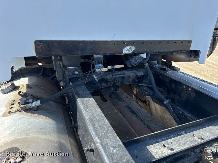 image for item DU3317 2001 Freightliner FLD truck cab and chassis