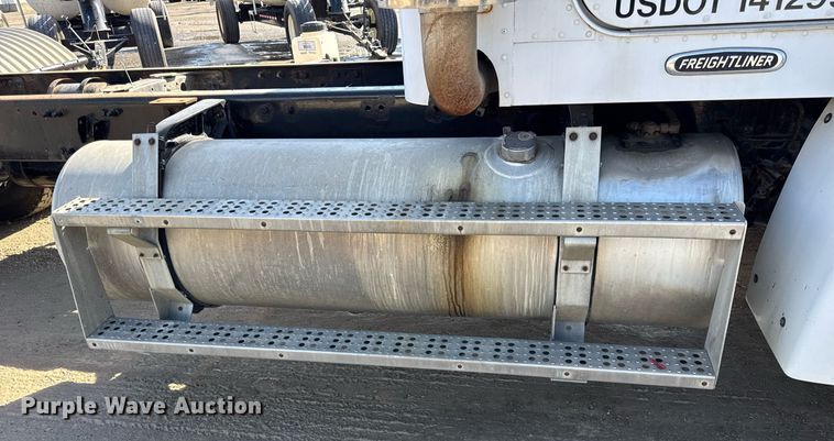 image for item DU3317 2001 Freightliner FLD truck cab and chassis