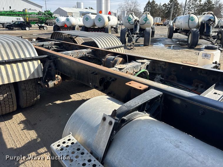 image for item DU3317 2001 Freightliner FLD truck cab and chassis