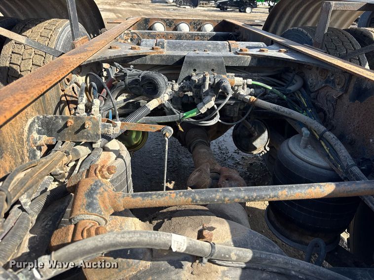 image for item DU3317 2001 Freightliner FLD truck cab and chassis