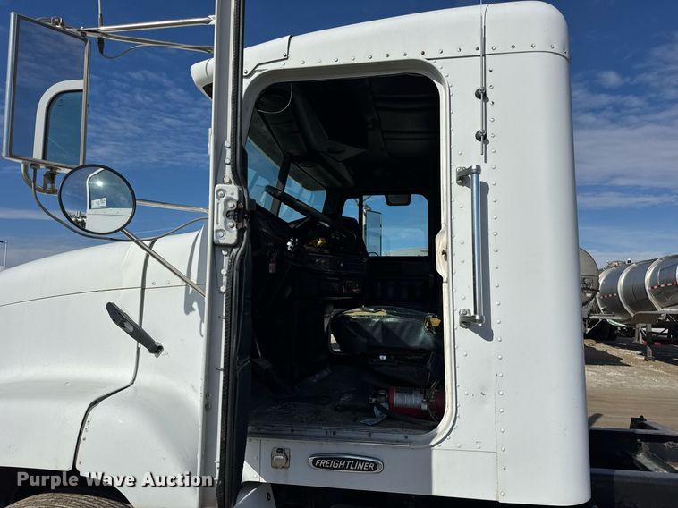 image for item DU3317 2001 Freightliner FLD truck cab and chassis