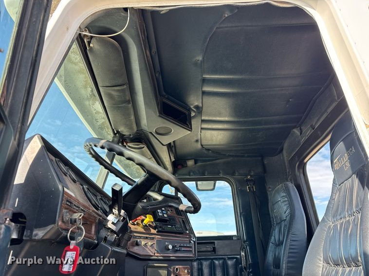 image for item DU3317 2001 Freightliner FLD truck cab and chassis