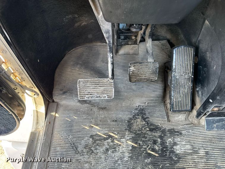 image for item DU3317 2001 Freightliner FLD truck cab and chassis