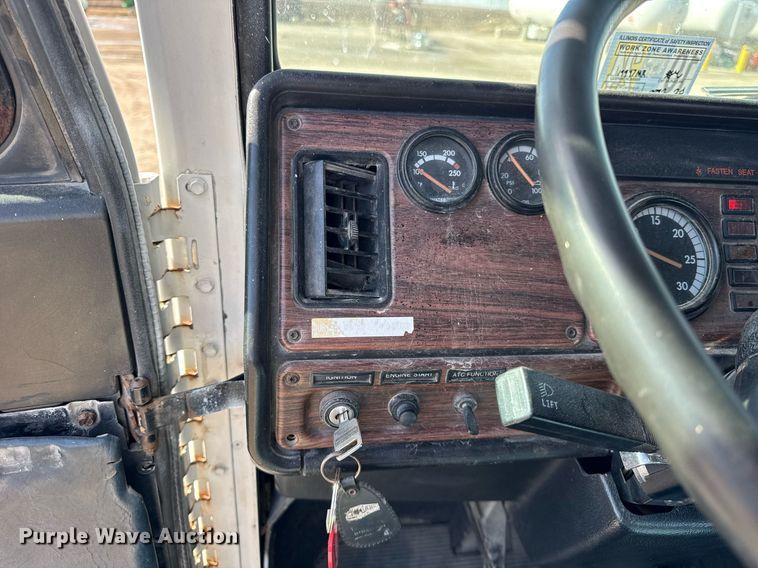 image for item DU3317 2001 Freightliner FLD truck cab and chassis