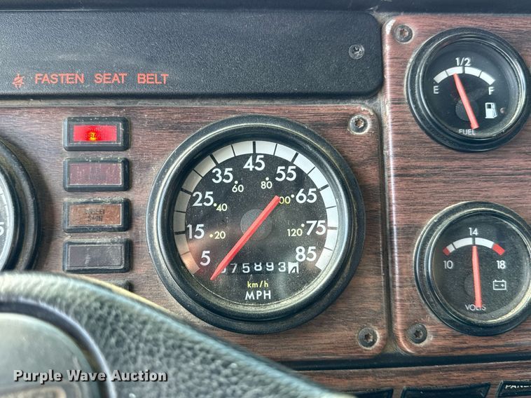 image for item DU3317 2001 Freightliner FLD truck cab and chassis