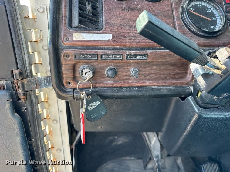 image for item DU3317 2001 Freightliner FLD truck cab and chassis