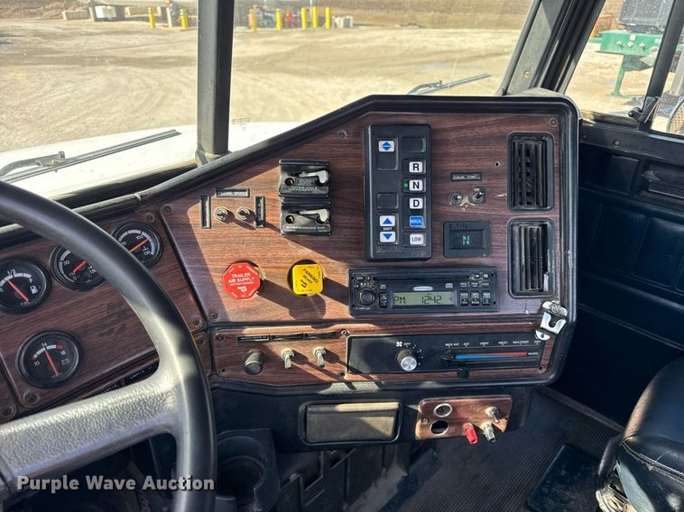 image for item DU3317 2001 Freightliner FLD truck cab and chassis