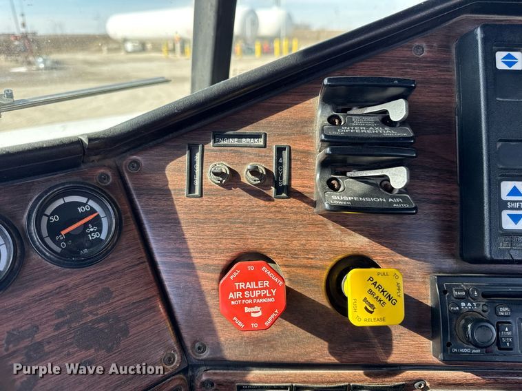 image for item DU3317 2001 Freightliner FLD truck cab and chassis