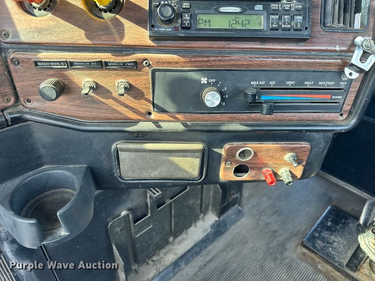 image for item DU3317 2001 Freightliner FLD truck cab and chassis