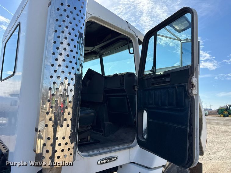 image for item DU3317 2001 Freightliner FLD truck cab and chassis