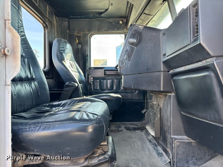 image for item DU3317 2001 Freightliner FLD truck cab and chassis