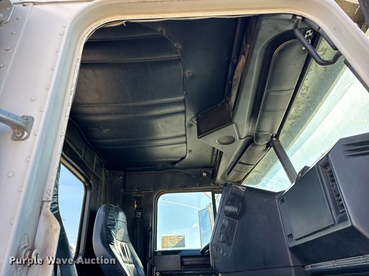 image for item DU3317 2001 Freightliner FLD truck cab and chassis