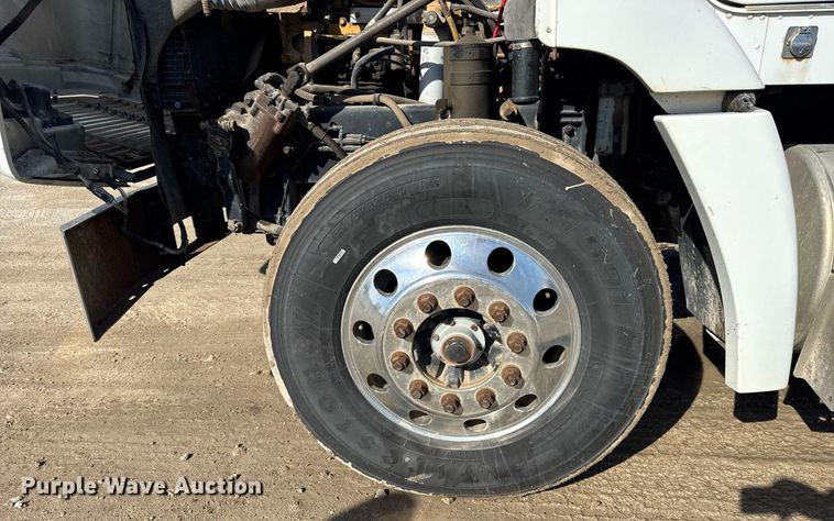 image for item DU3317 2001 Freightliner FLD truck cab and chassis