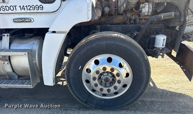 image for item DU3317 2001 Freightliner FLD truck cab and chassis