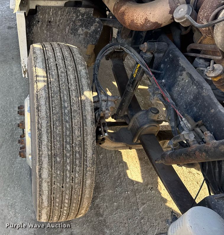 image for item DU3317 2001 Freightliner FLD truck cab and chassis