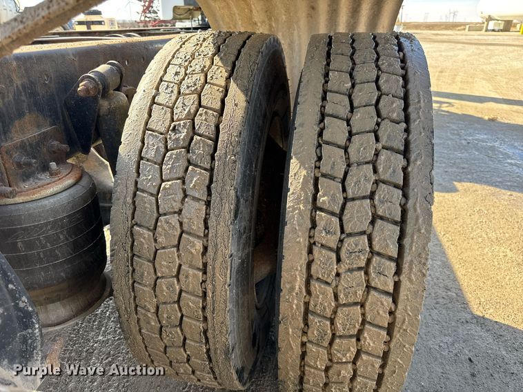 image for item DU3317 2001 Freightliner FLD truck cab and chassis