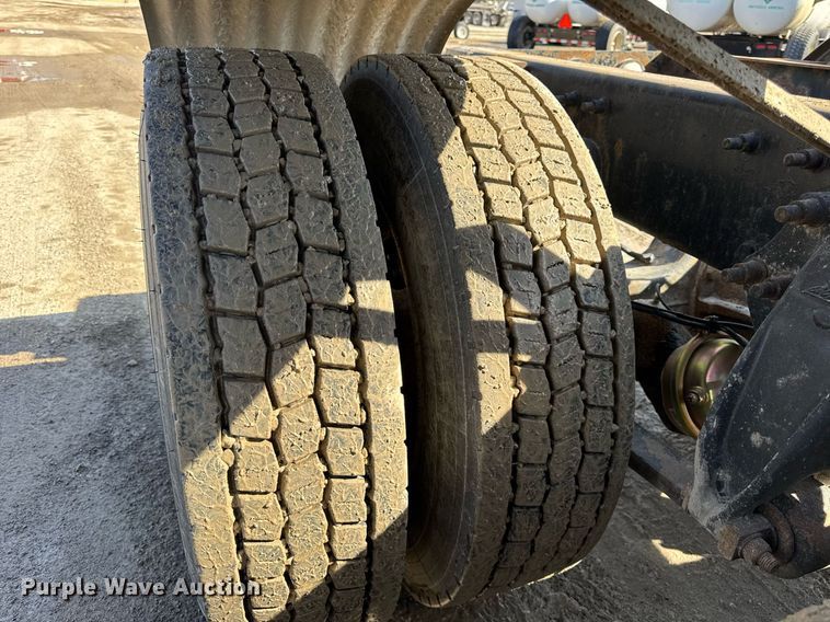 image for item DU3317 2001 Freightliner FLD truck cab and chassis