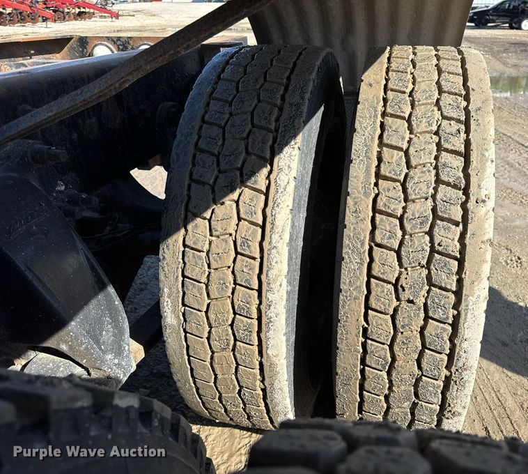 image for item DU3317 2001 Freightliner FLD truck cab and chassis