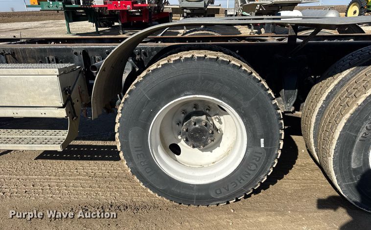 image for item DU3317 2001 Freightliner FLD truck cab and chassis