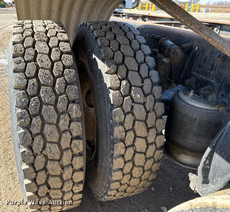 image for item DU3317 2001 Freightliner FLD truck cab and chassis