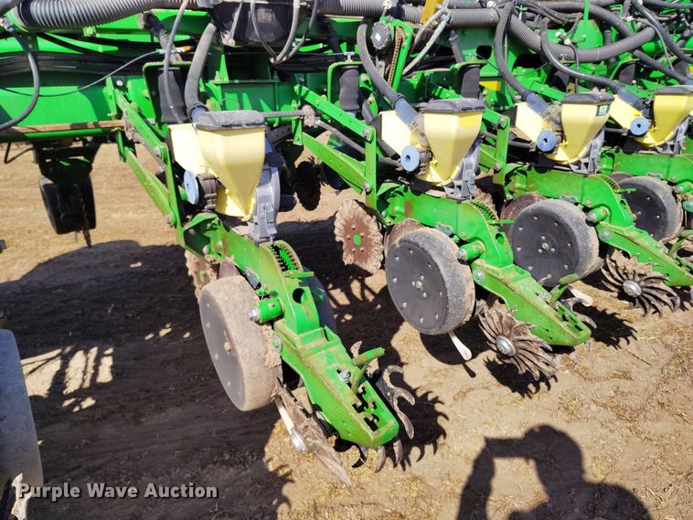 image for item DV6580 2007 John Deere 1770NT no-till planter