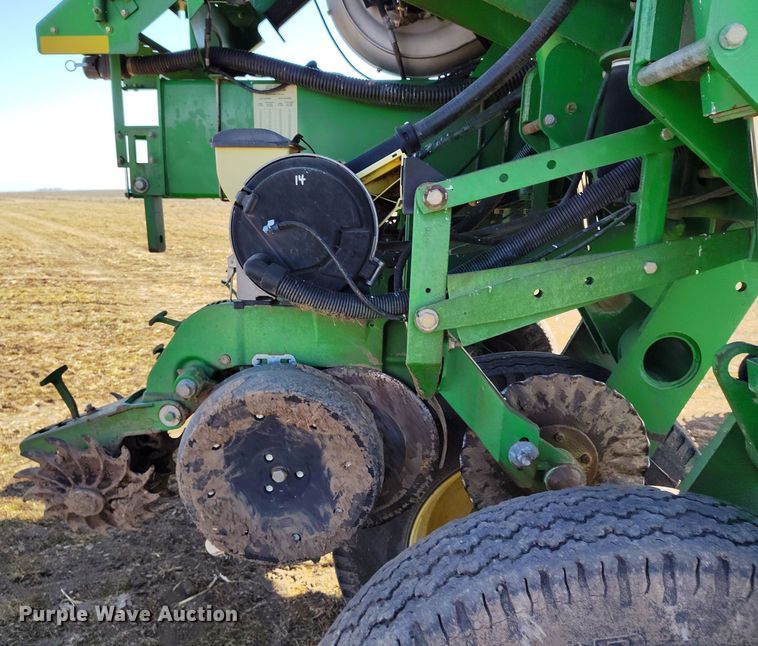 image for item DV6580 2007 John Deere 1770NT no-till planter